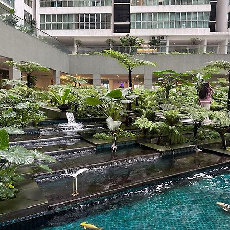 Modern Bauhaus Studio At Regalia Klcc Infinity Pool Kuala Lumpur Buitenkant foto