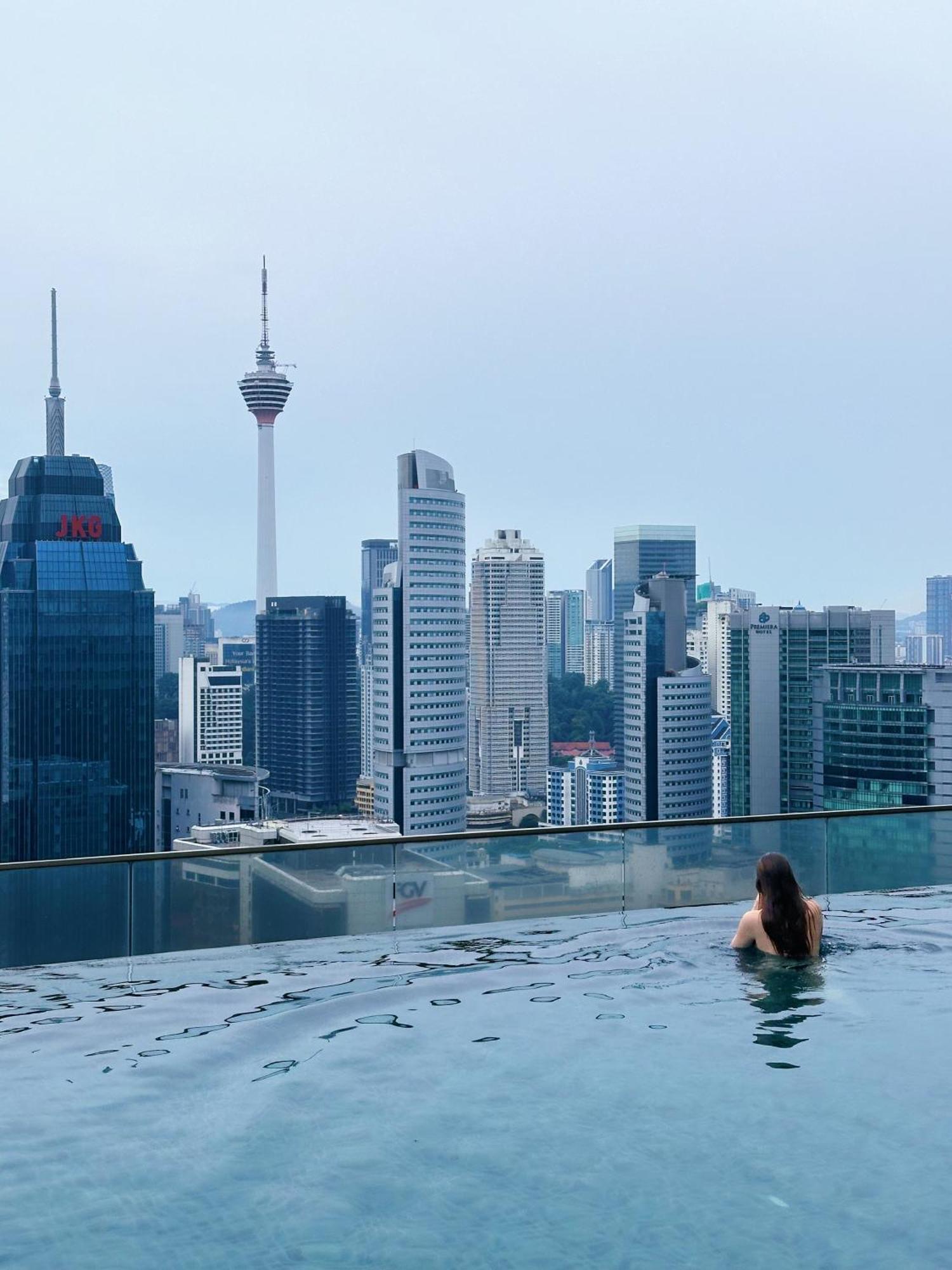Modern Bauhaus Studio At Regalia Klcc Infinity Pool Kuala Lumpur Buitenkant foto